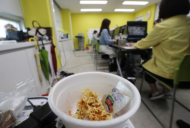 Disaster response workers attempting to contact trace COVID-19 infections in South Jeolla Province replace their meals with uncooked instant noodles amid their hectic schedule on June 29. (Yonhap News)