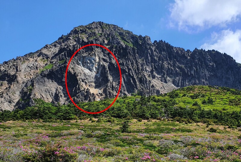 지난 30일 한라산 윗세오름에서 남벽 분기점으로 가는 등산로에서 백록담 남서벽 일부분이 붕괴한 모습이 맨눈으로 보인다. 허호준 기자