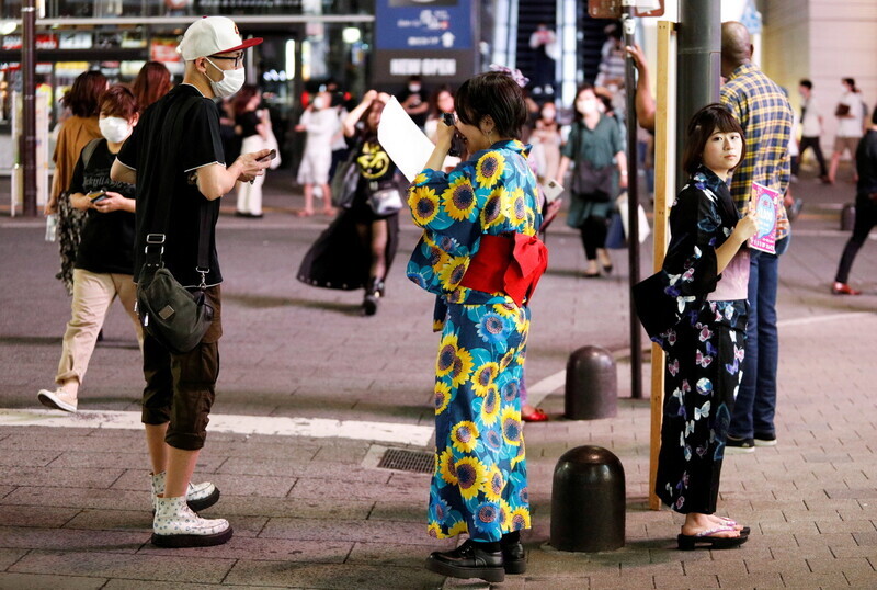 Women in summer kimonos advertise for a bar that stays open after 8 pm, when most of the restaurants and bars in the Kabukicho nightlife area close due to the state of emergency amid the COVID-19 pandemic in Tokyo on July 31. (Reuters/Yonhap News)