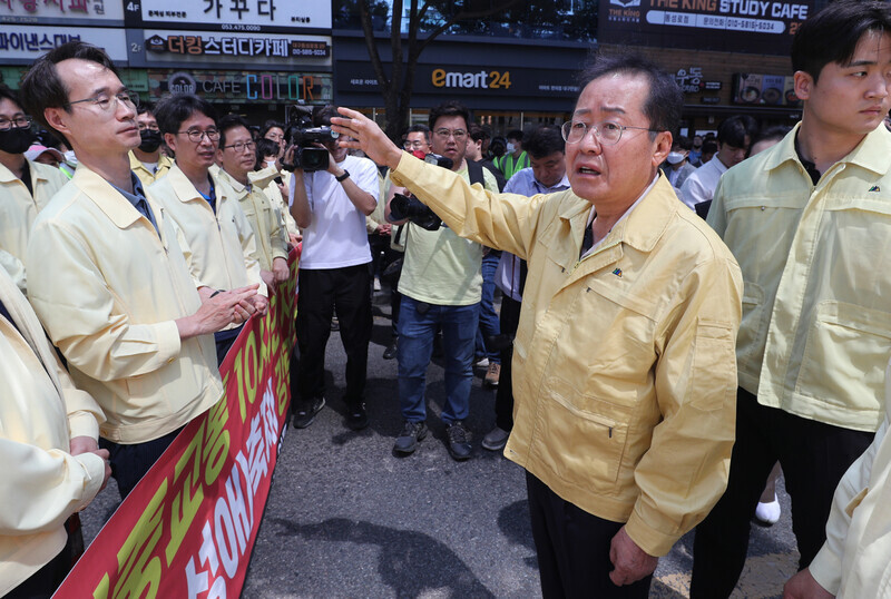 Daegu Mayor Hong Joon-pyo speaks to municipal workers as they attempt to block Daegu Queer Cultural Festival organizers from setting up their venue on the morning of June 17. (Yonhap)