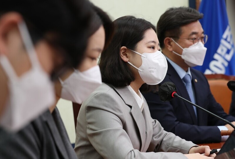 박지현 더불어민주당 공동비상대책위원장(가운데)이 지난 25일 국회에서 열린 비상대책위원회의에서 발언하고 있다. 공동취재사진