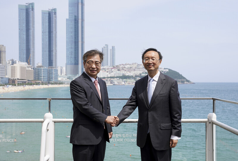 Blue House National Security Office Director Suh Hoon (left) and Yang Jiechi, member of the Chinese Communist Party’s Politburo in charge of foreign policy, shake hands in front of the Westin Chosun Busan hotel on Aug. 22. (Yonhap News)