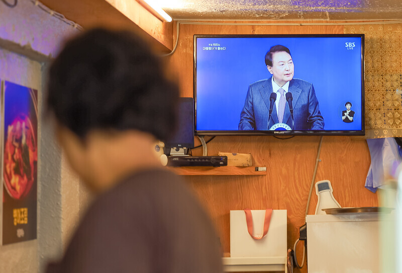 President Yoon Suk-yeol’s press conference marking the end of his first 100 days in office plays on a TV in a restaurant in Seoul’s Dongjak District on Aug. 17. (Yonhap News)