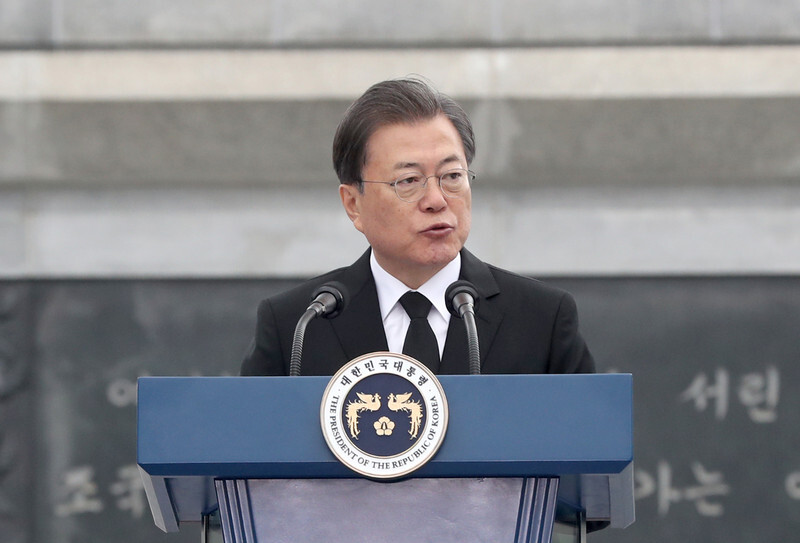 South Korean President Moon Jae-in attends a memorial event to honor the victims of the ROKS Cheonan sinking on Mar. 27. (Yonhap News)