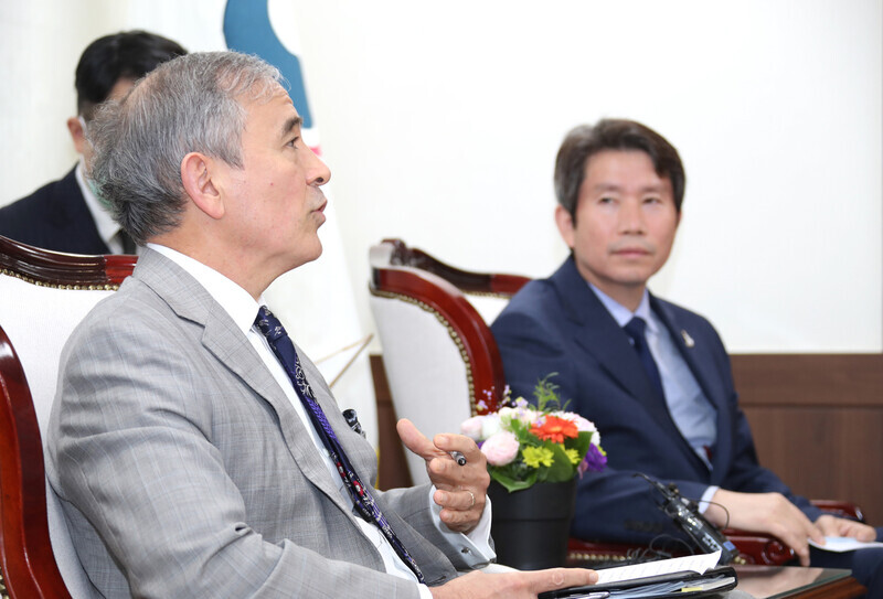 South Korean Unification Minister Lee In-young meets with US Ambassador to South Korea Harry Harris at the Central Government Complex in Seoul on Aug. 18. (Yonhap News)