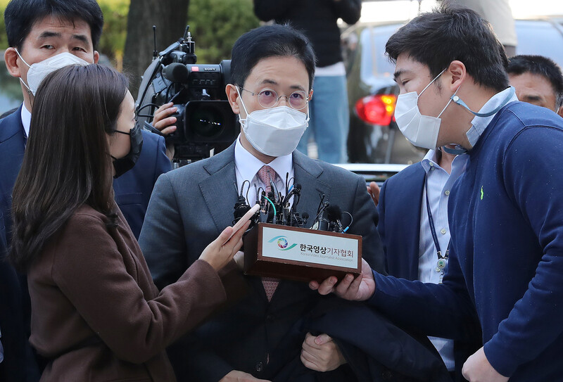 고발 사주 의혹의 핵심 인물인 손준성 전 대검찰청 수사정보정책관이 26일 오전 서울중앙지법에서 열린 영장실질심사에 출석하기 위해 법정으로 향하며 기자들의 질문을 받고 있다. 신소영 기자 viator@hani.co.kr