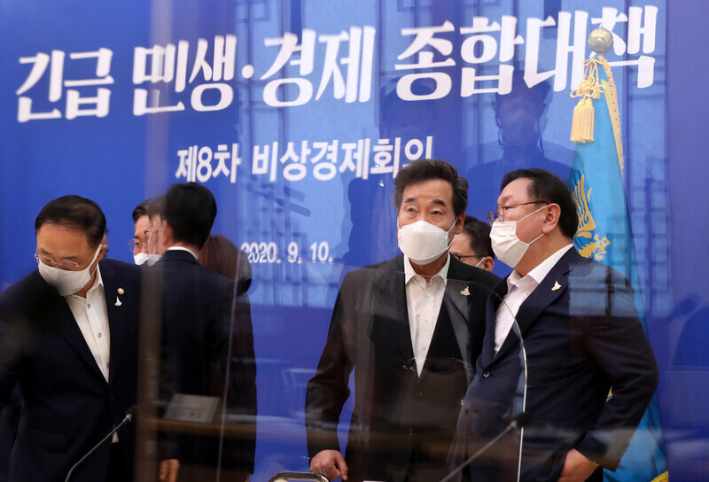 Democratic Party leader Lee Nak-yeon and floor leader Kim Tae-nyeon at an emergency economic council meeting at the Blue House on Sept. 10. (Yonhap News)