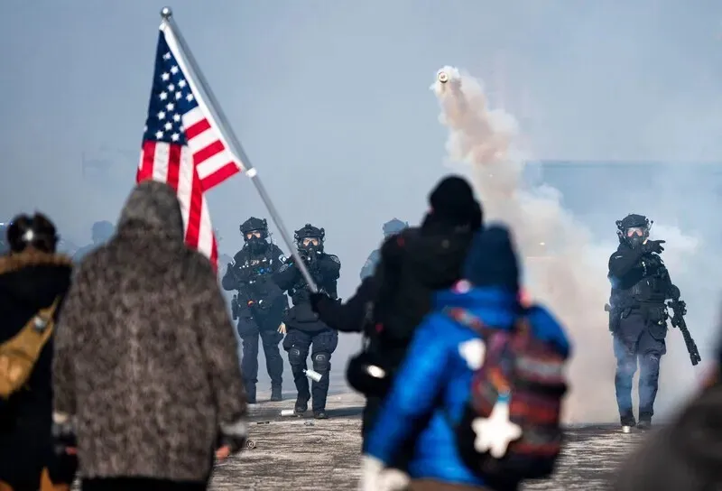 Federal agents throw tear gas cannisters at people assembled on Nicollette Avenue in Minneapolis, Minnesota, on Jan. 24, 2025, who had gathered after an agent shot and killed an observer. (AFP/Yonhap)