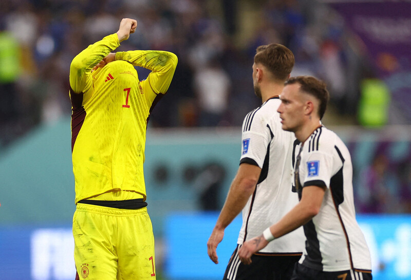 독일 축구대표팀 선수들이 23일(한국시각) 카타르 도하 칼리파 인터내셔널 스타디움에서 열린 2022 카타르월드컵 E조 일본과 경기에서 패한 뒤 괴로워하고 있다. 도하/로이터 연합뉴스