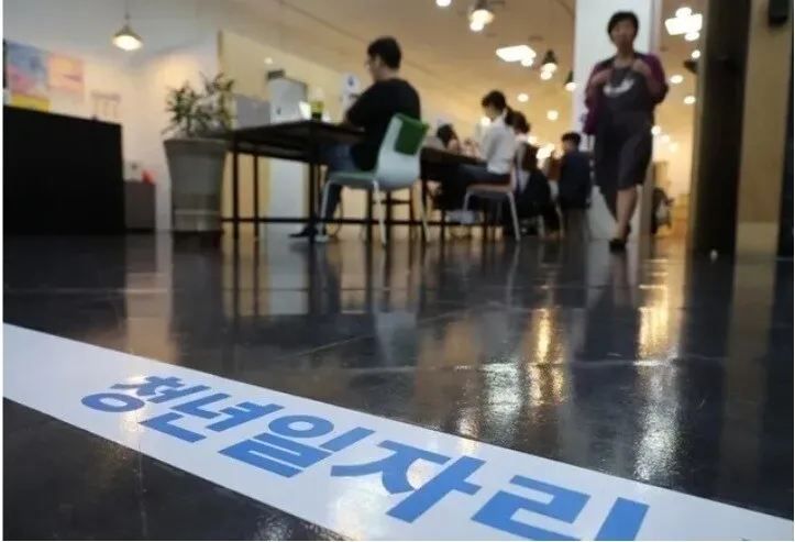 청년을 가난에 적응시키는 정치는 아니어야 [왜냐면]