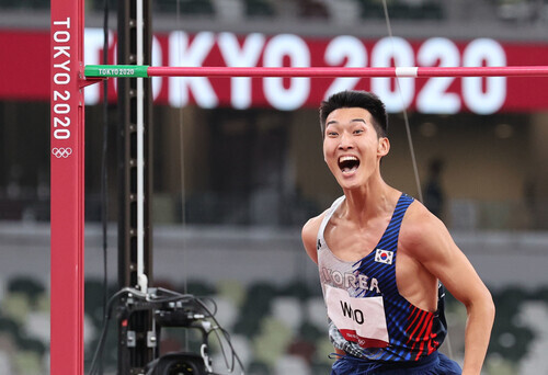 우상혁이 8월1일 도쿄 올림픽스타디움에서 열린 2020 도쿄올림픽 육상 높이뛰기 결선에서 한국신기록을 세운 뒤 환호하고 있다. 도쿄/연합뉴스