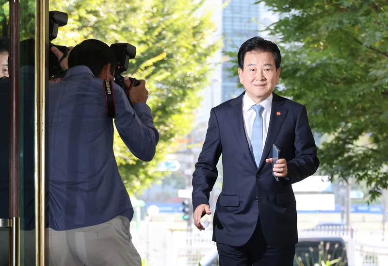 On the 12th, Unification Minister Chung Dong-young said: “Allies share common values, but their interests can sometimes diverge. The alliance between the Republic of Korea and the United States has not been harmed in the slightest.” He thereby made clear that he would not yield to conservative forces demanding his “resignation,” along with that of National Intelligence Service chief Lee Jong-seok, on the grounds that “the United States does not trust” them.