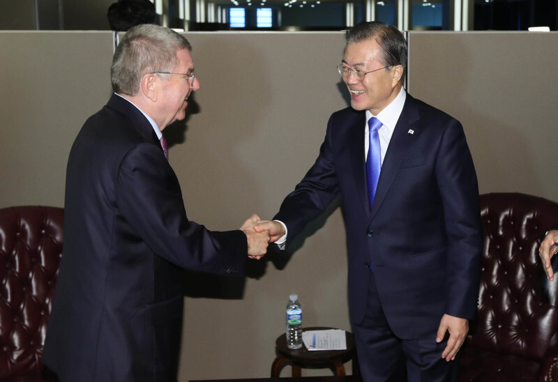 South Korean President Moon Jae-in and International Olympic Committee (IOC) President Thomas Bach at the UN headquarters in New York on Sept. 24. (Blue House photo pool)