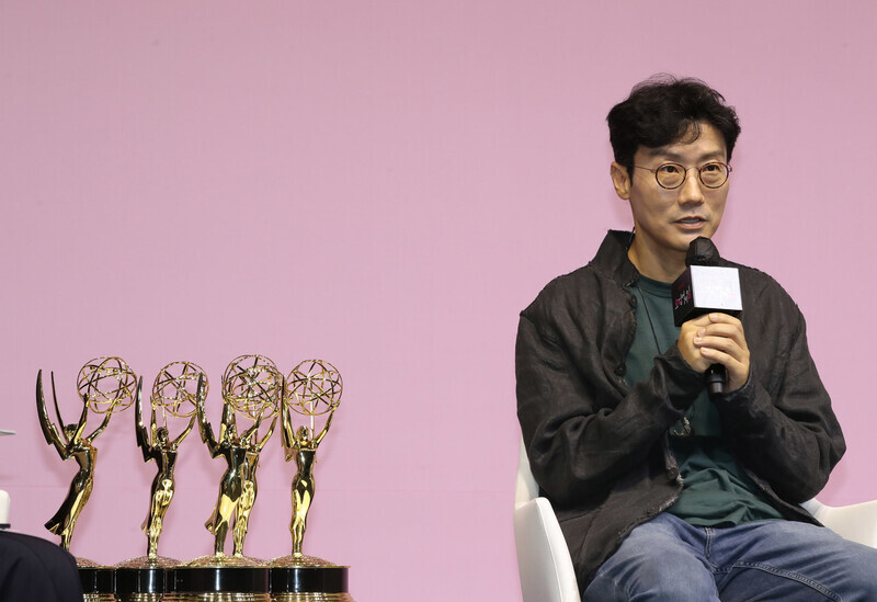 Director Hwang Dong-hyuk speaks during the press event on Sept. 16. (Shin So-young/The Hankyoreh)