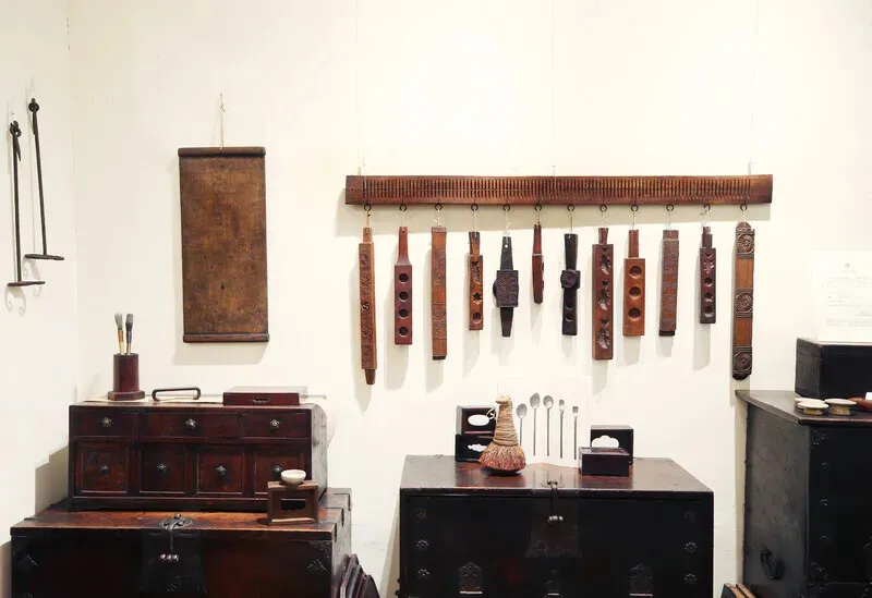 Stepping into Gahwa feels like stepping into a museum. (Park Mee-hyang/Hankyoreh)