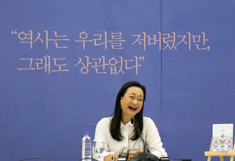 “Pachinko” author Min Jin Lee speaks at an event promoting the newly released Korean translation of her work. (Choi Jae-bong/The Hankyoreh)