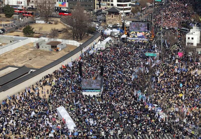 ‘윤석열즉각퇴진·사회대개혁 비상행동(비상행동)’이 15일 오후 서울 종로구 광화문 일대에서 연 ‘윤석열 즉각퇴진! 사회대개혁! 15차 범시민대행진’에서 참가자들이 윤 대통령에 대한 헌재의 즉각 파면을 촉구하고 있다. 김태형 기자 xogud555@hani.co.kr