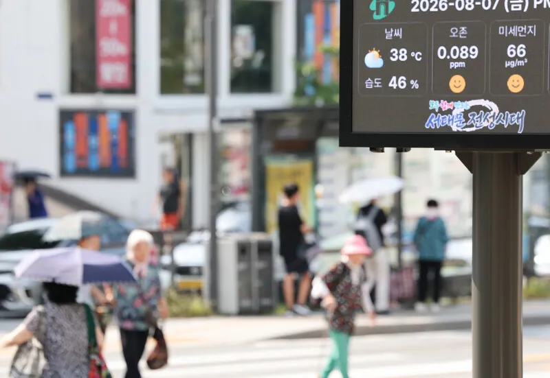A roadside electronic sign in Seoul displaying the current temperature during a heat wave