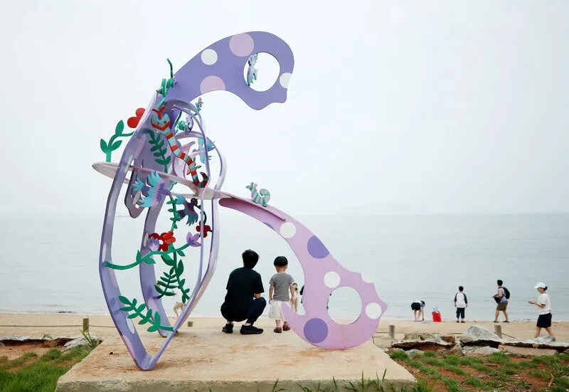 Baemikkumi Sculpture Park houses all sorts of fascinating sculptures. (Park Mee-hyang/Hankyoreh)