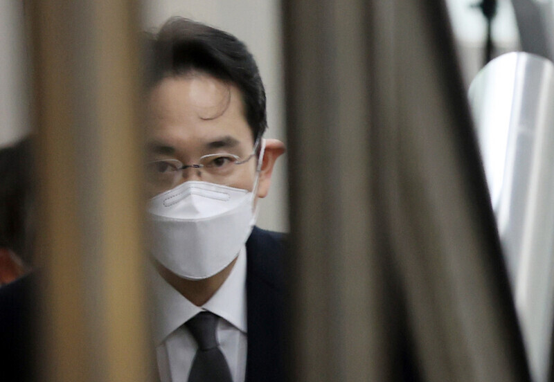 Samsung Electronics Vice Chairman Lee Jae-yong heads to the Seoul High Court on Jan. 18 for his trial. (Yonhap News)