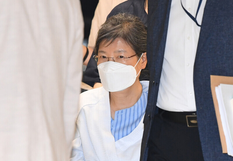 Park Geun-hye, the former president of South Korea who is currently serving a 22-year prison sentence, is seen here entering Seoul St. Mary’s Hospital for treatment on July 20. (Yonhap News)