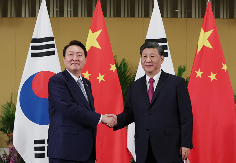 President Yoon Suk-yeol of South Korea shakes hands with President Xi Jinping of China on Nov. 15 in Bali, Indonesia. (Yonhap)