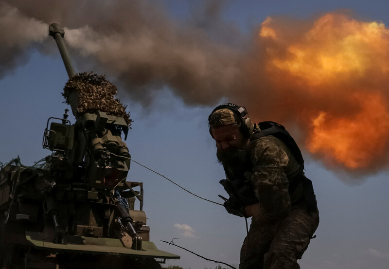 우크라이나 병사가 동부 최대 격전지인 바흐무트 지역에서 러시아군을 겨냥해 야포를 발사하고 있다. REUTERS 연합뉴스