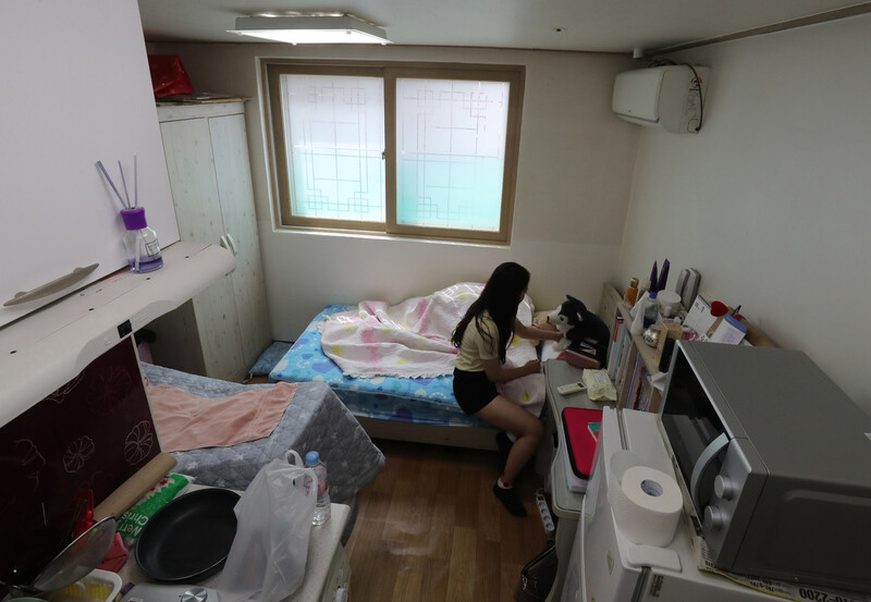 광주에서 살다 인천으로 대학 진학한 20살 대학생이 생활하는 인천시 용현동의 원룸. 한겨레 자료