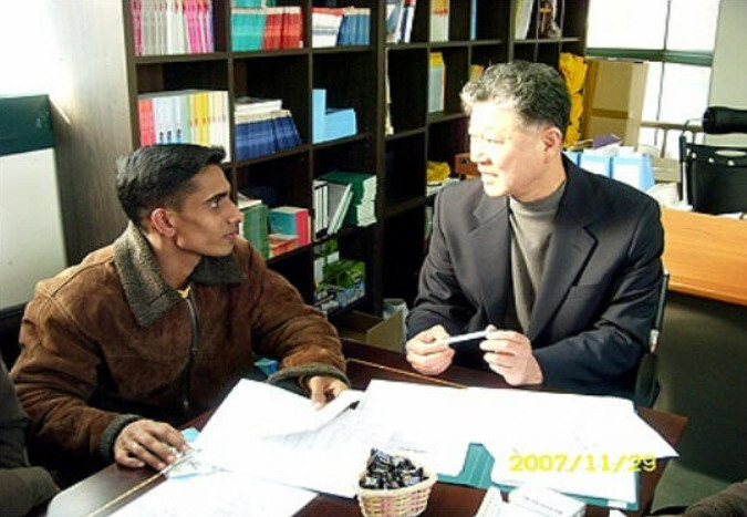 화성외국인노동자센터 설립 초기인 2007년 이주노동자와 상담하고 있는 한윤수 목사(오른쪽)의 모습. 화성외국인노동자센터 제공