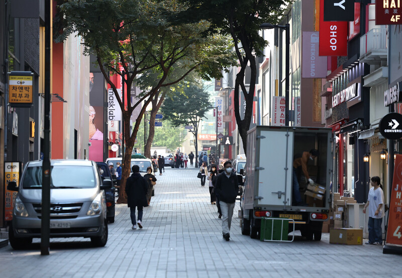 시민들이 명동거리를 지나고 있다. 연합뉴스