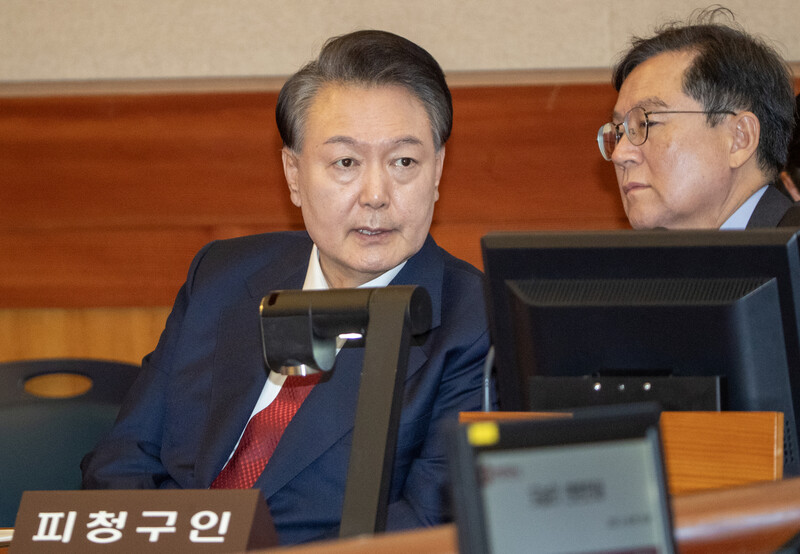 지난달 20일 오후 서울 종로구 헌법재판소 대심판정에서 윤석열대통령의 탄핵심판 10차 변론이 열린 가운데 자리에 앉은 윤대통령이 변호인과 대화하고 있다. 사진공동취재단