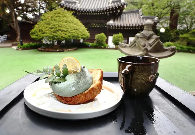 The view isn&rsquo;t the only thing to savor at Caf&eacute; Sunwoongak. (Park Mee-hyang/Hankyoreh)
