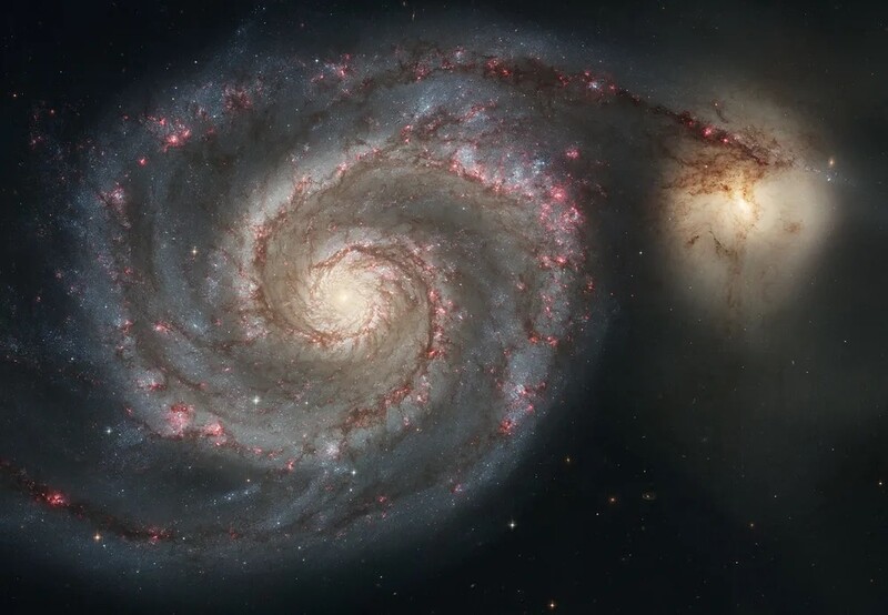 3100만광년 거리에 있는 소용돌이 은하(M51). 우주가 이제 막 태동하던 시절부터 존재한 암흑물질간의 중력 상호작용이 은하 회전력의 원천이라는 연구 결과가 나왔다. 미국항공우주국 제공