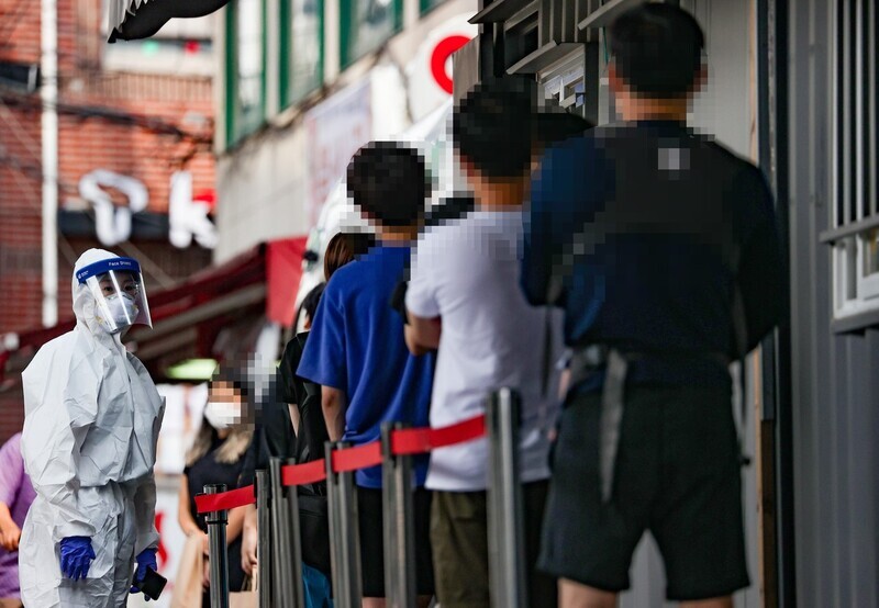 People line up for testing at a screening center in Seoul’s Seongbuk District on Aug. 23. (Yonhap News)