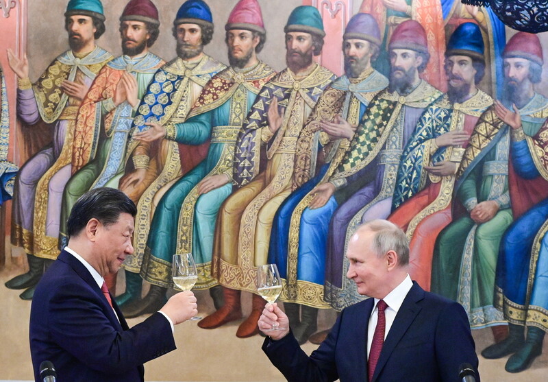 2023년 3월21일 시진핑 중국 국가주석(왼쪽)과 블라디미르 푸틴 러시아 대통령이 러시아 모스크바 크렘린궁 회의실에서 열린 국빈 만찬 도중 서로 술잔을 들어 보이고 있다. TASS 연합뉴스