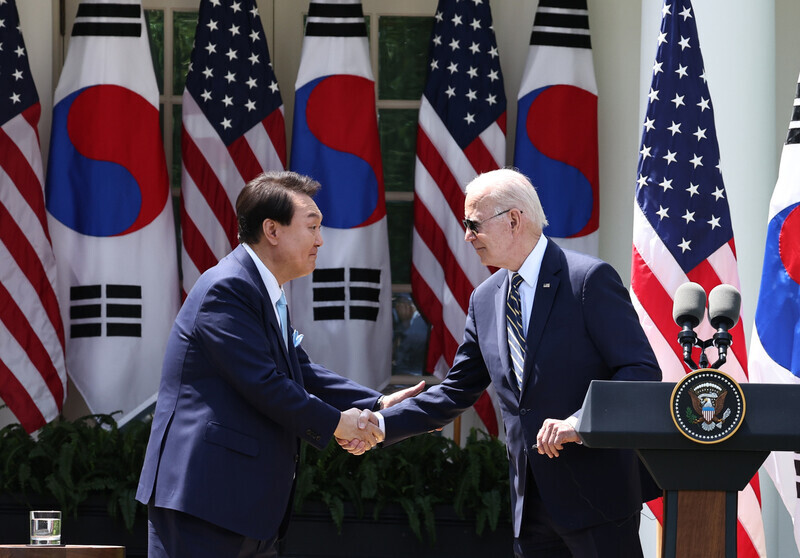 President Yoon Suk-yeol of South Korea shakes hands with US President Joe Biden on April 26 outside the White House following their summit here. (Yoon Woon-sik/The Hankyoreh)