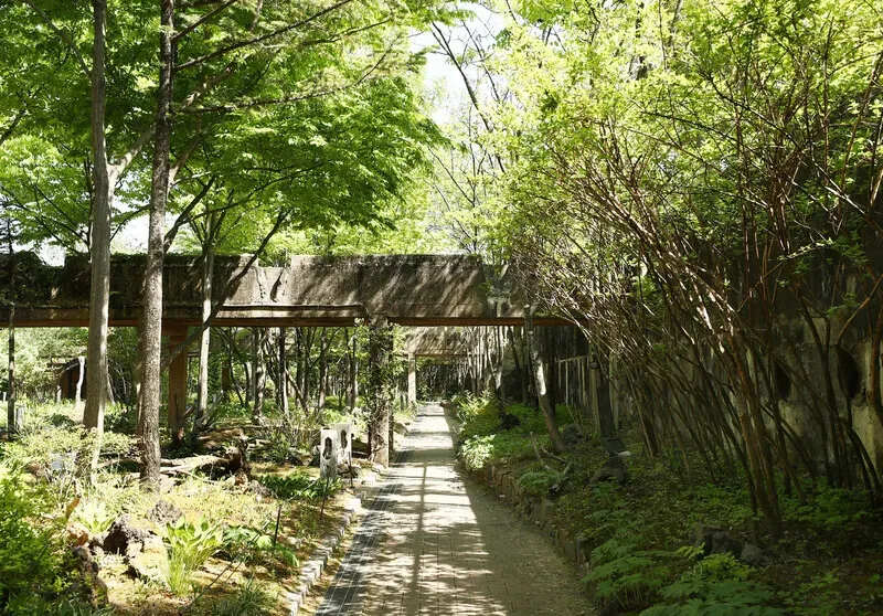 Time Garden in Sunyudo Park&rsquo;s unique mix of industrial architecture and verdant garden is a sight to behold. (Park Mee-hyang/Hankyoreh)