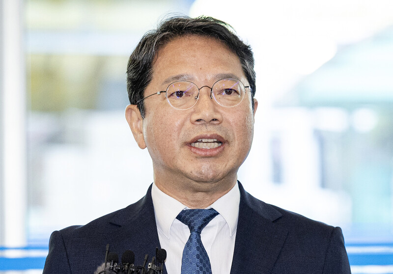 김승원 법무부 장관 후보자가 지난 3일 오전 서울 종로구 적선현대빌딩에 마련된 청문회 준비 사무실로 향하며 취재진의 질문에 답하고 있다. 이승배 기자 photolee@hani.co.kr