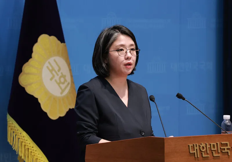 용혜인 “의원·장관 겸직은 법률이 허용”…의혹 반박 ‘버티기’