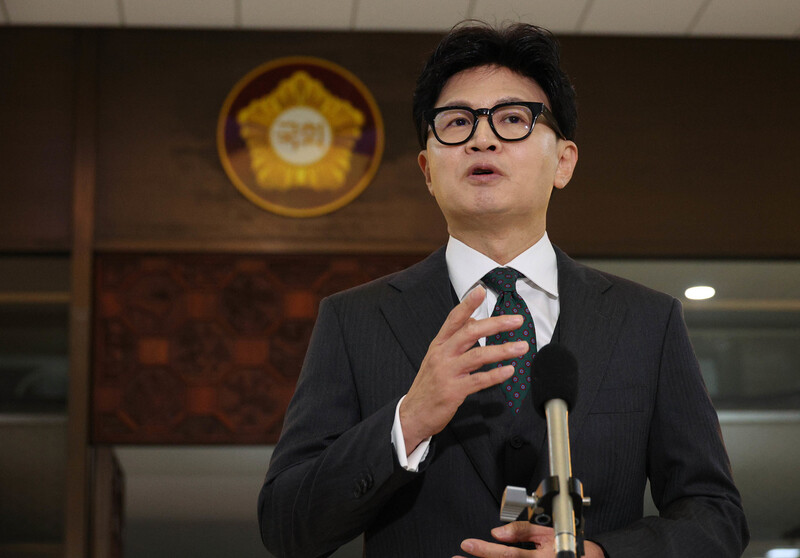 한동훈 무소속 의원이 지난달 10일 국회에서 기자들의 질문에 답하고 있다. 김정효 기자 hyopd@hani.co.kr