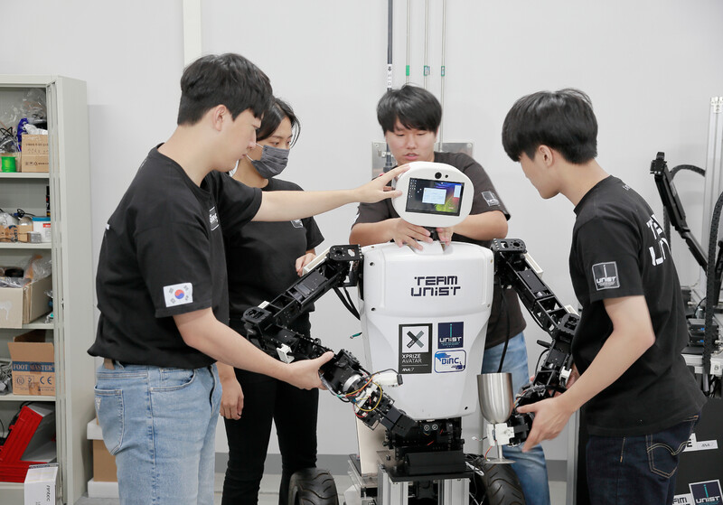아바타로봇 경연대회에서 결선에 진출한 유니스트(울산과학기술원) 팀원들이 로봇을 살펴보고 있다. 유니스트 제공
