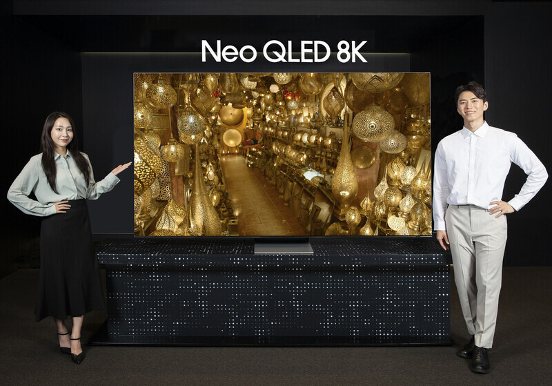 Models pose with Samsung Electronics’ Neo QLED 8k television (courtesy Samsung Electronics)