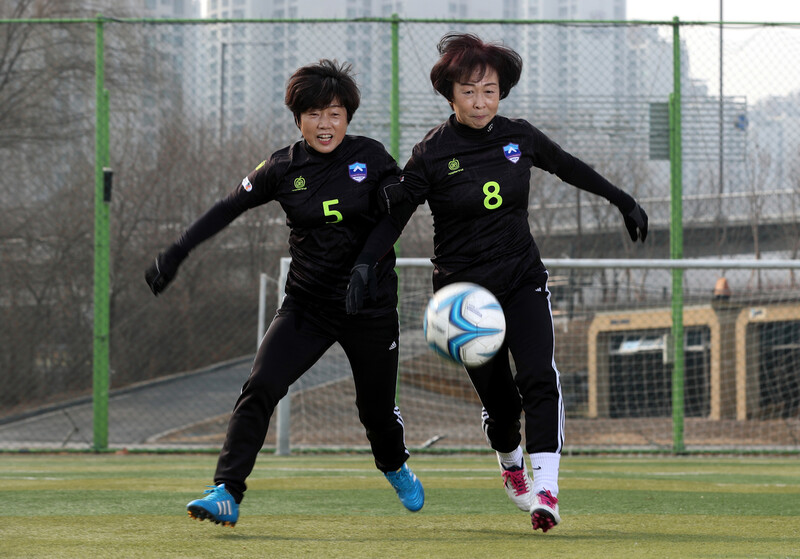 아마추어 여자축구단에서 활동하는 50~60대 여성들이 축구 경기를 즐기고 있다. 2021년 과학저널 <사이언스>에 실린 논문에 따르면, 20~60살 성인기에는 기존 통념과 달리 나이 변수가 에너지 소비율에 큰 영향을 미치지 않고, 성별 역시 별다른 변인이 되지 않는다. 한겨레 박종식 기자