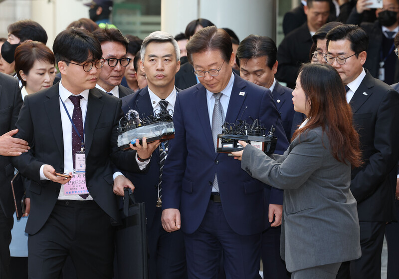 15일 오후 서울 서초구 서울중앙지법에서 열린 공직선거법 위반 1심선고에서 징역1년 집행유예 2년을 선고받은 이재명 더불어민주당 대표가 법원을 나서고 있다. 김태형 기자 xogud555@hani.co.kr