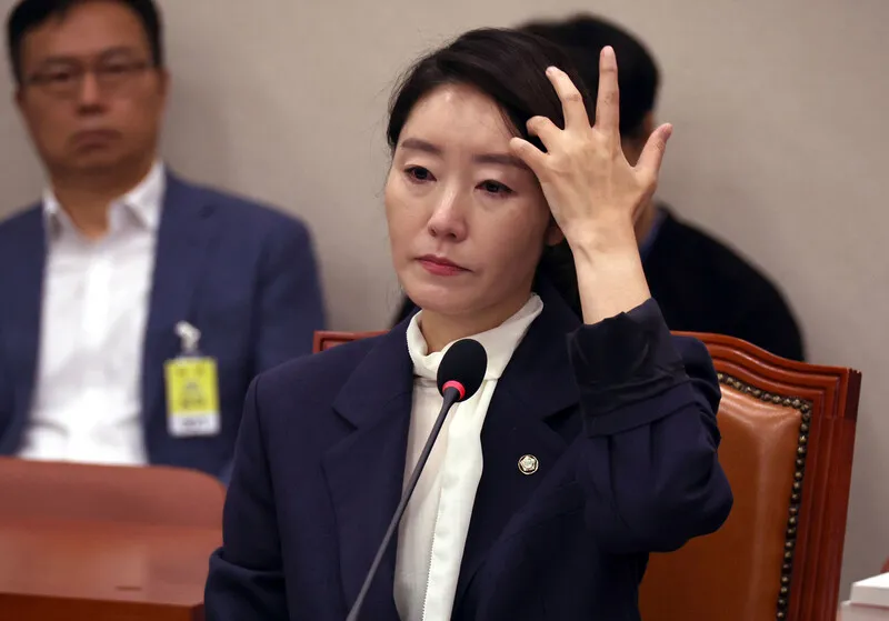 커지는 강선우·이진숙 ‘사퇴론’…대통령실은 침묵