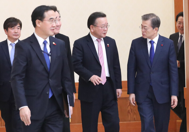 Minister of Public Administration and Safety Kim Bu-gyeom speaks with President Moon Jae-in at the Blue House on Jan. 2. Unification Minister Cho Myoung-gyon is on the left. (Blue House Photo Pool)