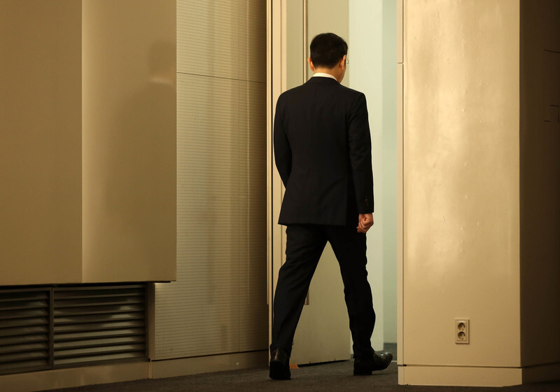 Lee walks out after making his public apology on May 6. (photo pool)