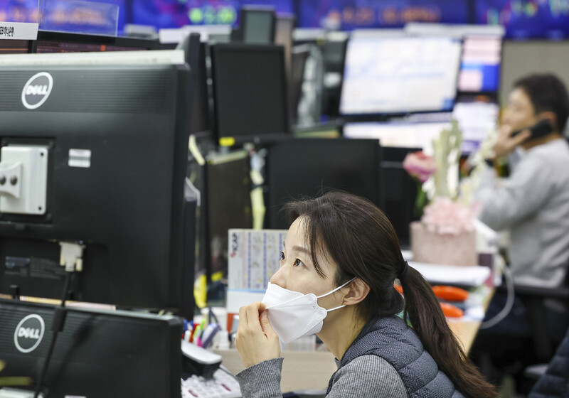 서울 중구 하나은행 딜링룸에서 직원들이 업무를 보고 있다. 코스피는 27일 오전 2700선이 붕괴된 2682.56에 거래를 이어가고 있다. 연합뉴스