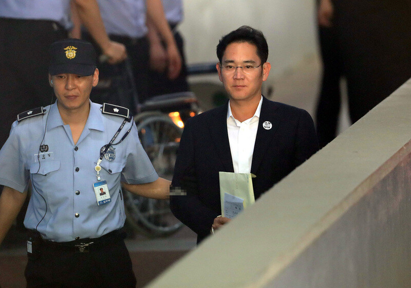 Samsung Electronics Vice Chairman Lee Jae-yong arrives at Seoul Central District Court for a hearing of his trial