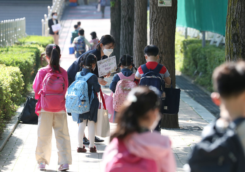 Students at an elementary school in Seoul’s Songpa District on their first day back to school on May 27. (Yonhap News)
